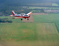 835151 Afbeelding van het Socota Rallye sportvliegtuig met registratienummer PH-MSB in het luchtruim boven het ...